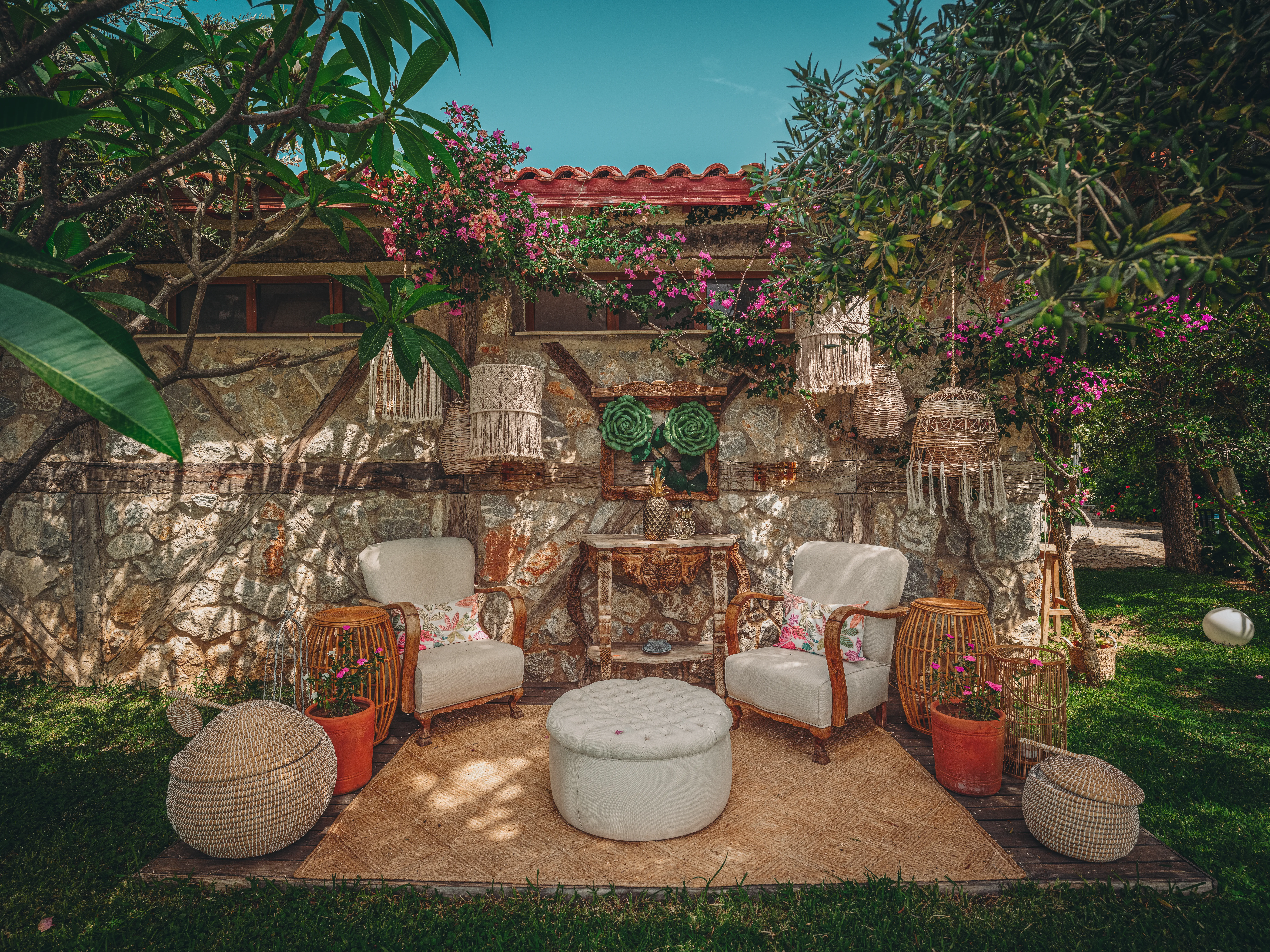 Bahçede bohem oturma köşesi