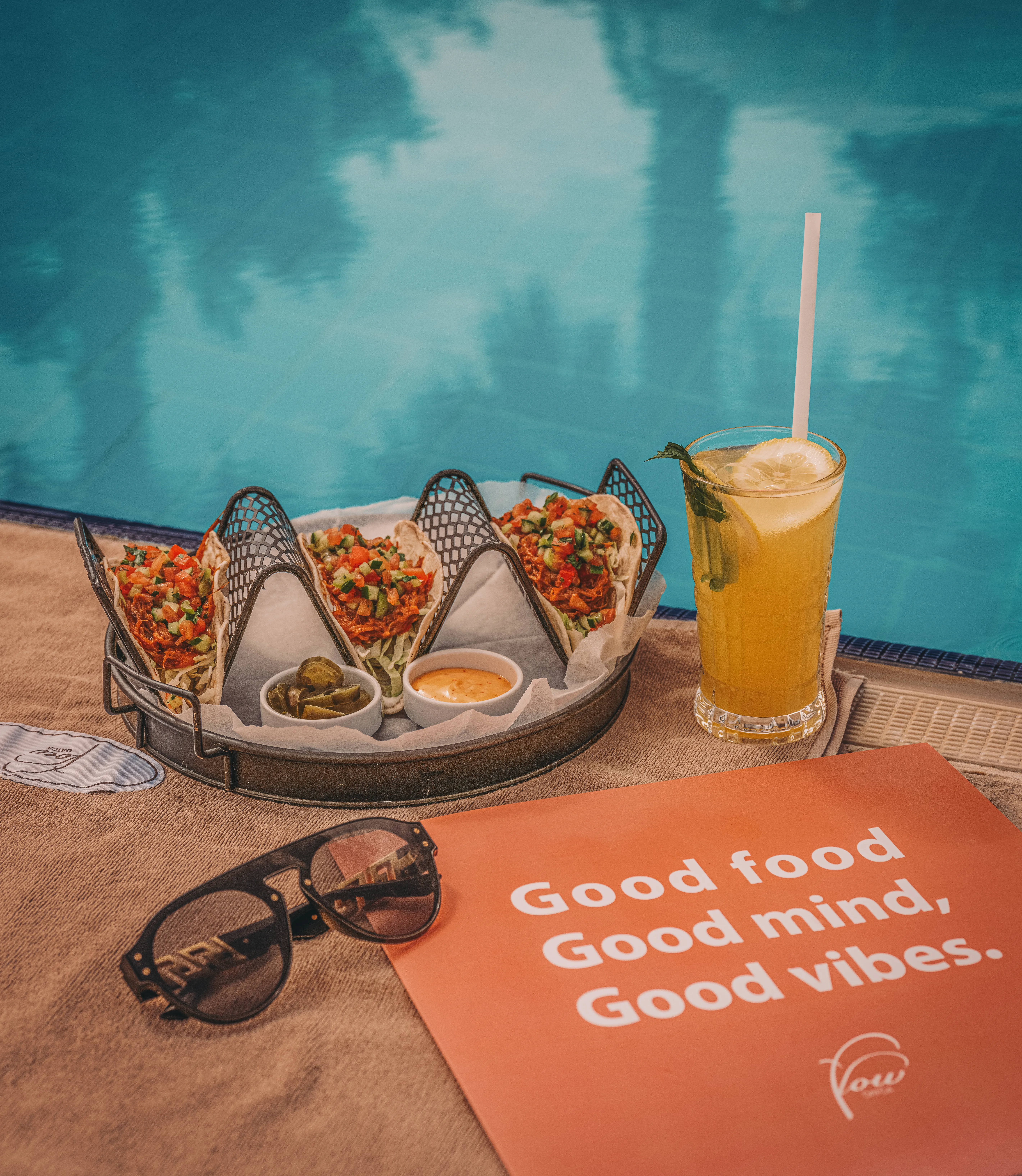 Havuz kenarında taco keyfi